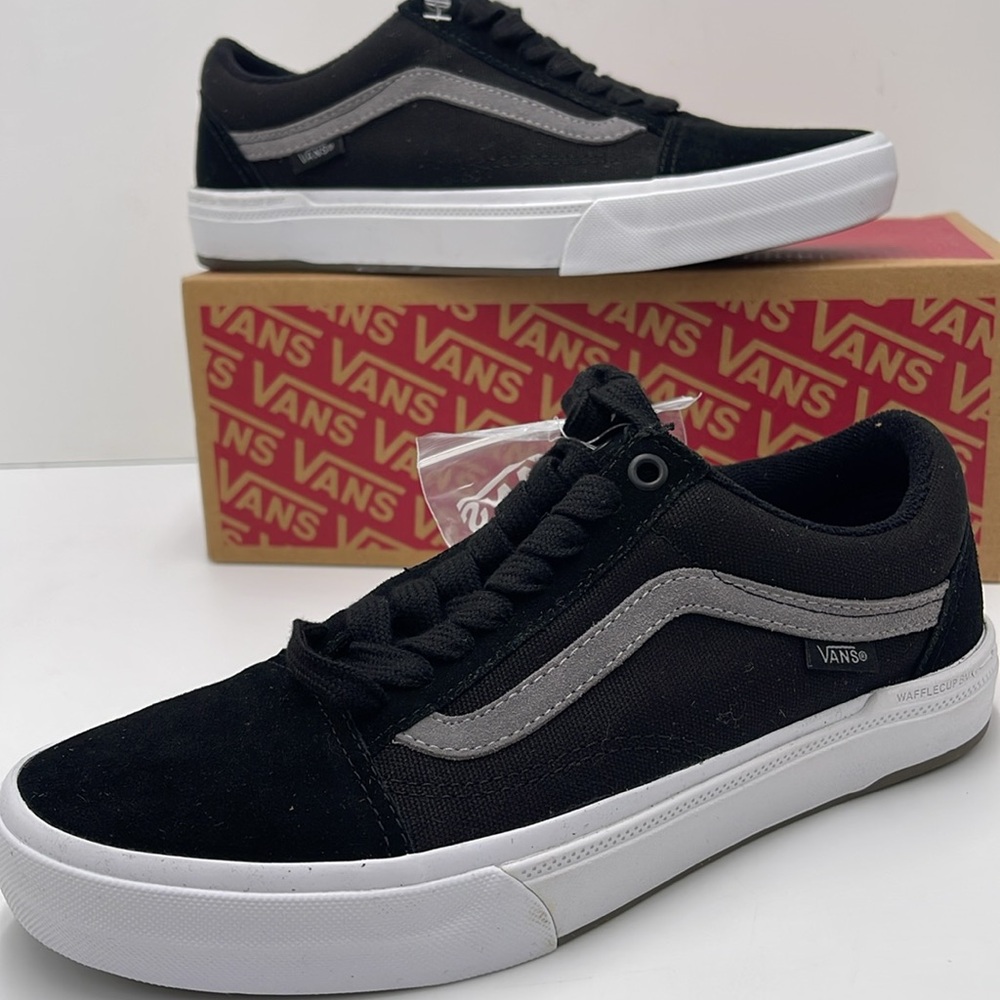 Vans WMNS Black and Gray Sneakers Bmx Old Skool
Black/Gray/White
VN0A5JIP9BG - Picture 15 of 16